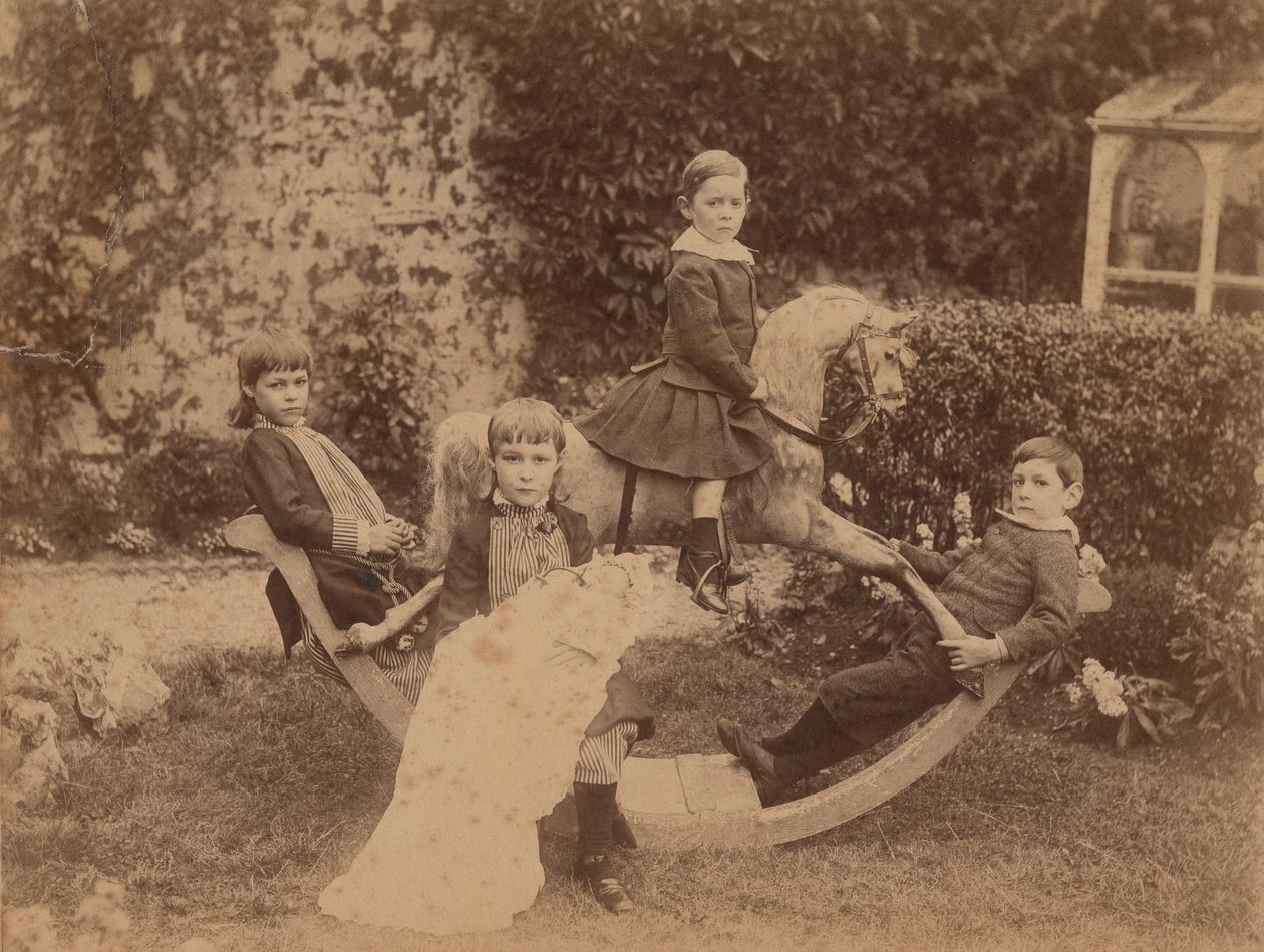 Crianças, cavalo balanço, c.1890, (bw, photo) de B. Thomas