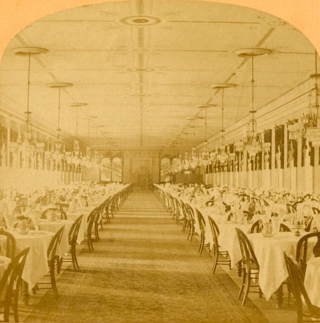 Sala de jantar, Grand Union Hotel, Saratoga, a maior sala de jantar do mundo, 1882. de B. W. Kilburn