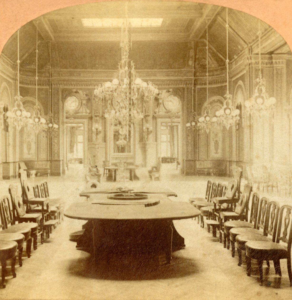 O salão principal na casa de jogo em Monte Carlo, 1897. de B. W. Kilburn