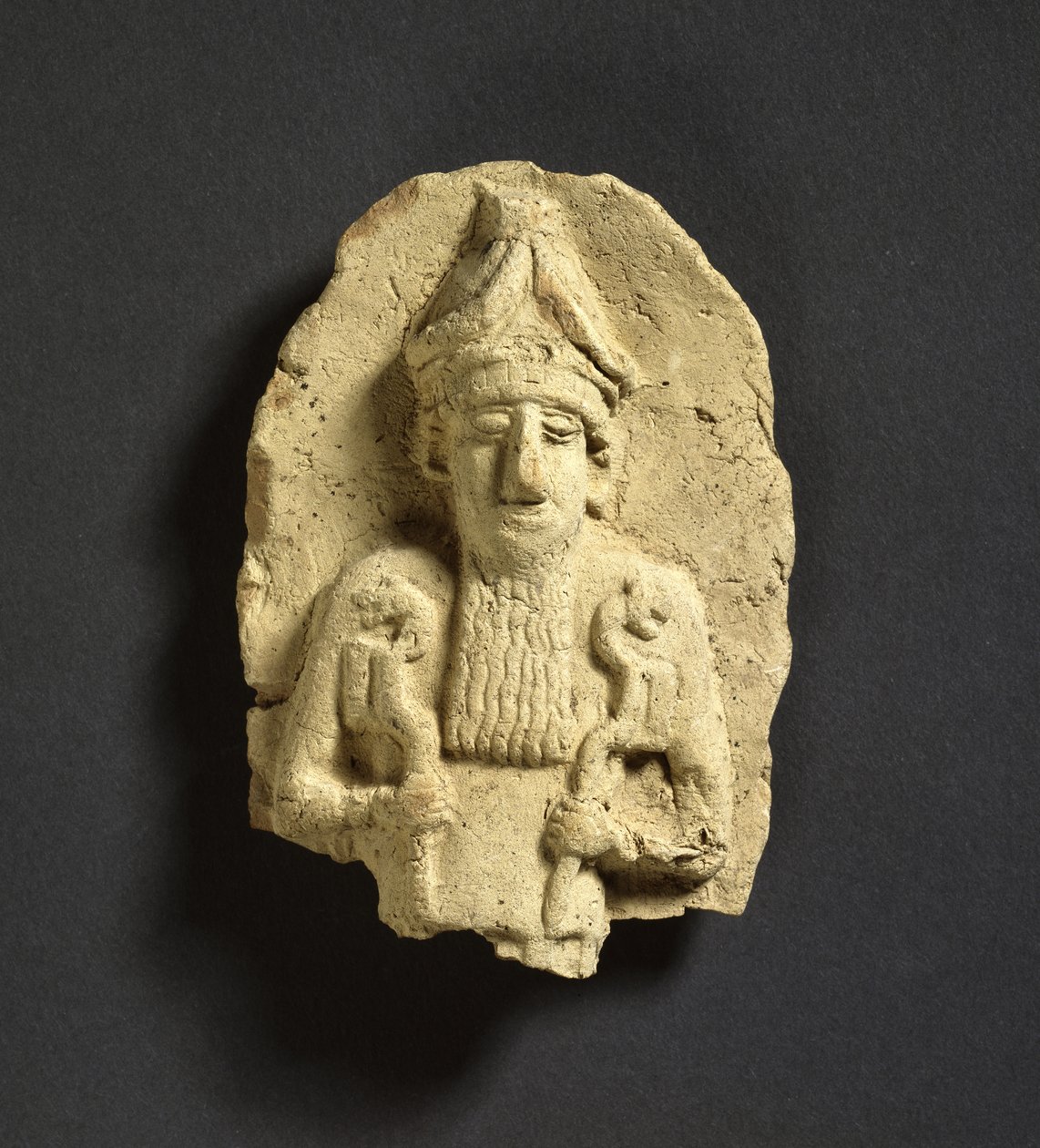 Um deus segurando um cetro de cabeça de leão em cada mão, possivelmente Nergal, o antigo babilônico de Kish, terceiro milênio aC (cerâmica) de Babylonian