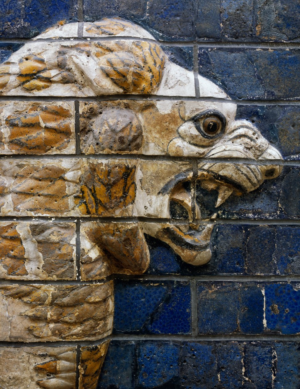 Cabeça de leão, detalhe de ladrilhos de tijolo vidrado retratando animais mitológicos que adornaram o Caminho Processional para a Porta de Ishtar na Babilónia durante o reinado de Nabucodonosor II (604-562 AC). Civilização babilônica, séculos VII -6 a.C. de Babylonian