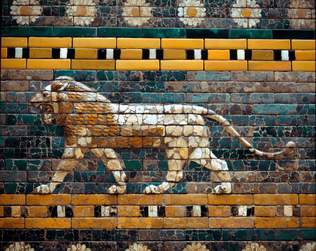 Vista do Caminho das procissões da Babilónia em azulejos de esmalte: passeio do leão, animal sagrado de Ishtar, deusa babilónica da guerra e do amor. Da Babilônia (Iraque) na época do rei Nabucodonosor II. 580 AC. Museu Pergamon, Berlim. de Babylonian
