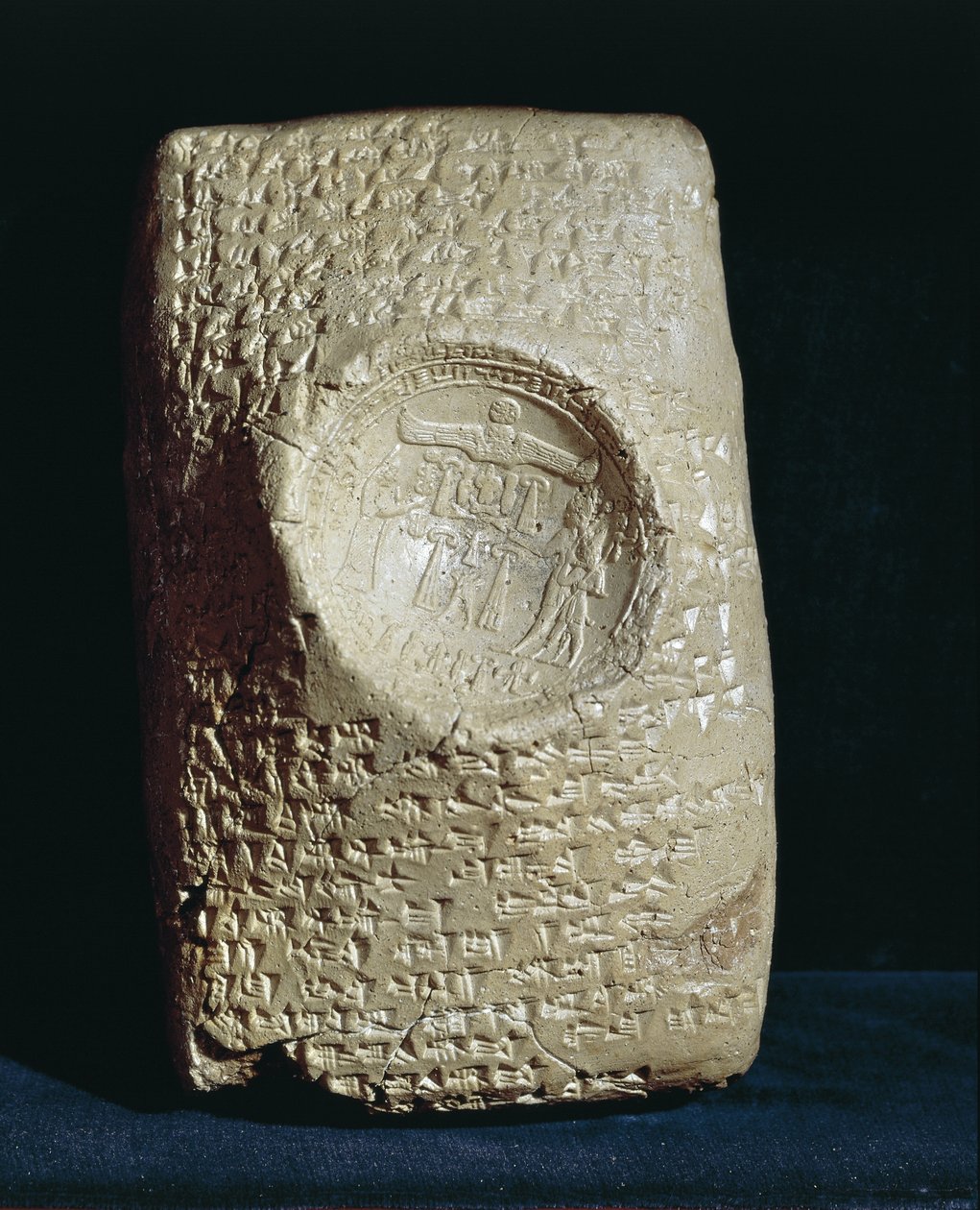 Tabuleta escrita em silábico cuneiforme babilônico proveniente das ruínas da antiga Ugarit (Ras-Shamra moderna) de Babylonian Babylonian
