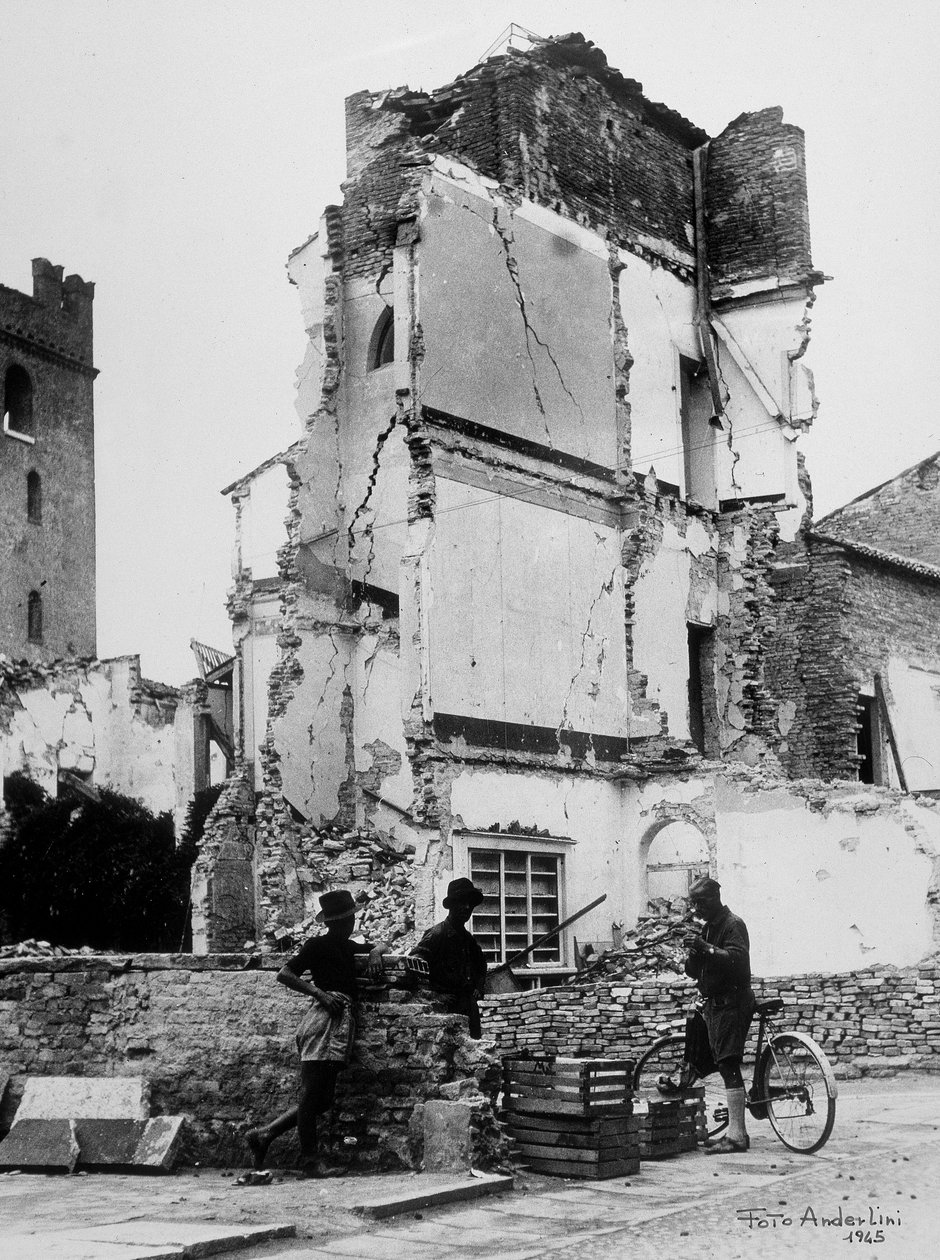 Os bombardeamentos de Sermide. Três pessoas em frente a um grupo de casas bombardeadas... de Baccarini and Porta