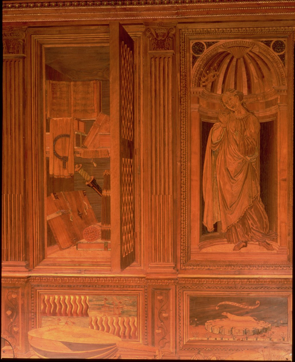 O Estudo de Federigo da Montefeltro, Duque de Urbino: painéis de intarsia mostrando (L) um armário aberto de livros e (R) Esperança em um nicho arquitetônico com instrumentos musicais em uma prateleira abaixo (madeira) de Baccio Pontelli