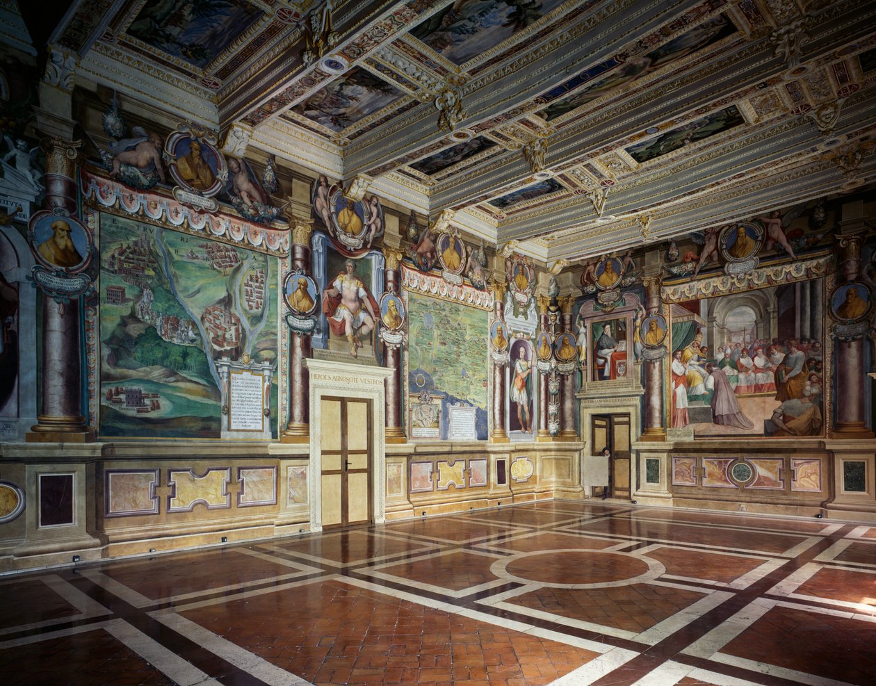 Salão real ou de Hércules com afrescos de Baldassare Croce representando cenas mitológicas e históricas da cidade de Viterbo, teto de caixotões de madeira com as posses da cidade, Câmara Municipal (anteriormente Palazzo dei Priori), Viterbo, Lazio, Itália de Baldassare Croce