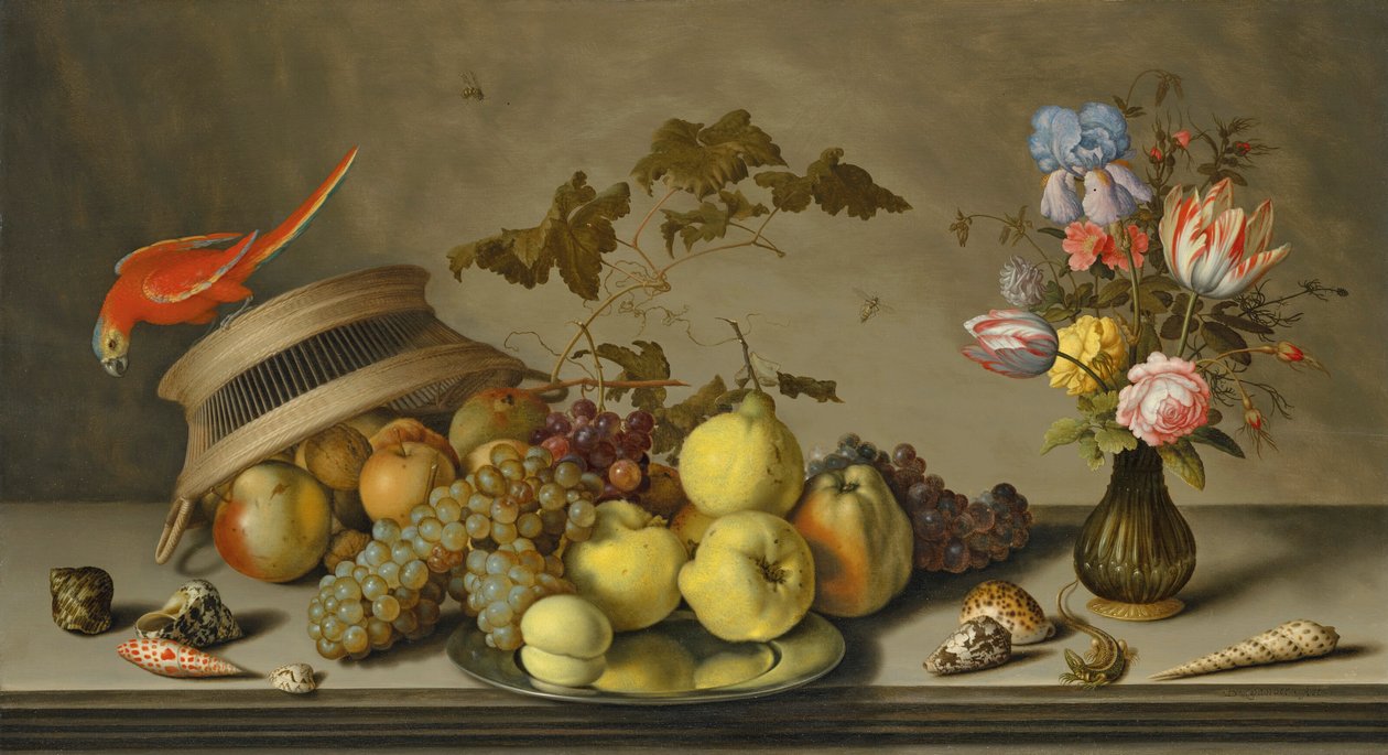 Um periquito num cesto virado para cima, com fruta, um prato de estanho, um vaso de flores, insectos, um lagarto e conchas num parapeito de pedra de Balthasar van der Ast