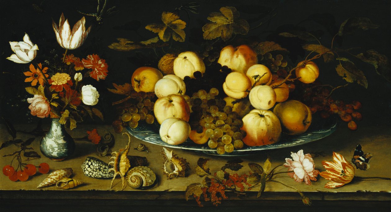 Frutas em um prato, flores em um vaso Wanli Kraak Porselein, Raminhos de cerejas e groselhas, conchas do mar, uma rosa, uma tulipa, uma rosa, um lagarto, um caracol e um almirante vermelho em uma borda de pedra, libélulas acima, 1626 de Balthasar van der Ast