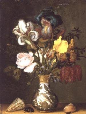 Iris, rosas e outras flores em vaso de porcelana com conchas de Balthasar van der Ast