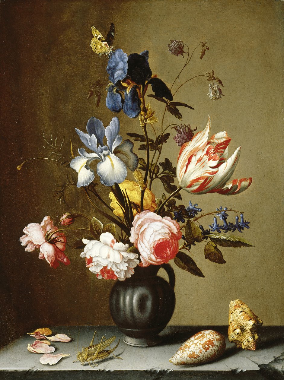 Íris, rosas, aquilégia, jacinto e uma tulipa em uma jarra de cerâmica preta, com conchas do mar e um gafanhoto em uma borda de pedra de Balthasar van der Ast