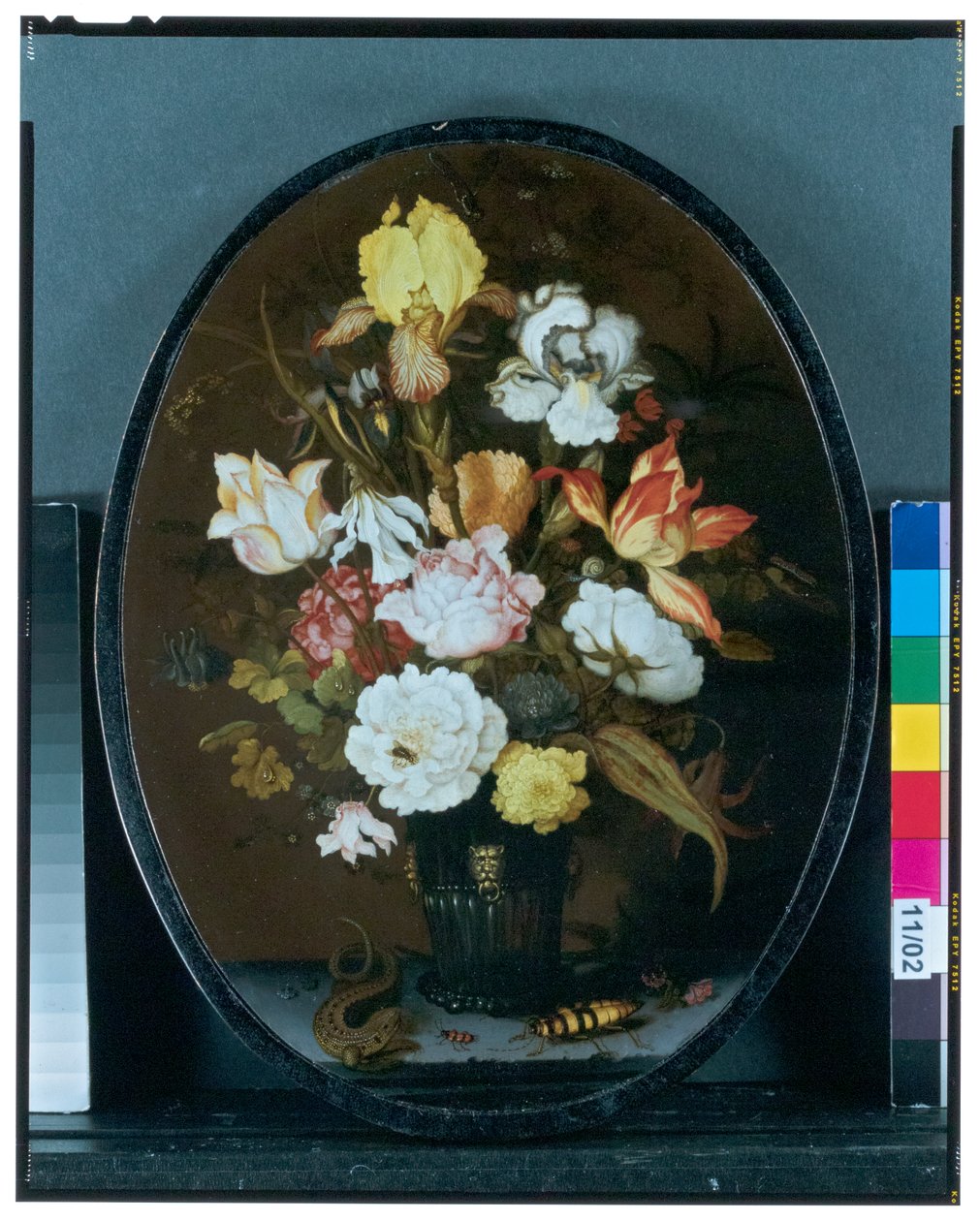 Natureza-morta com flores num vaso de vidro sobre um parapeito, com um lagarto e escaravelhos de Balthasar van der Ast