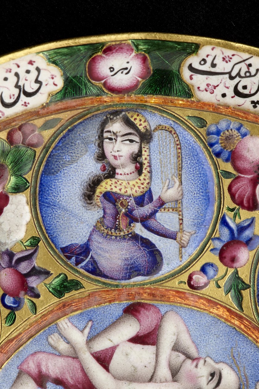 Tigela com tampa, pires e colher com decoração astrológica, início do século XIX (esmalte e ouro) de Baqir Baqir