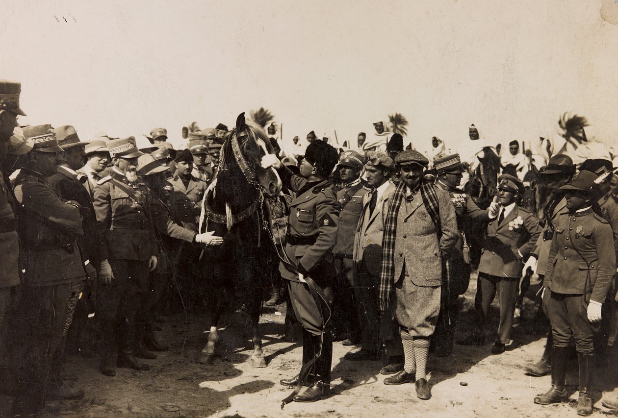 Benito Mussolini com seu Fascista e Italo Balbo na Líbia em Tripoli (foto a p/b) de Barbera La