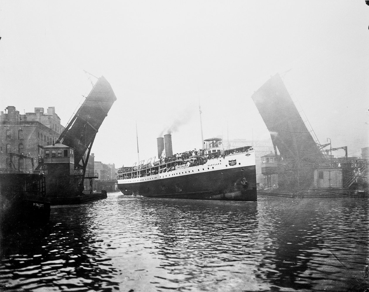 Navio Eastland, Chicago, Illinois, EUA, c.1900 (foto a p/b) de Barnes and Crosby