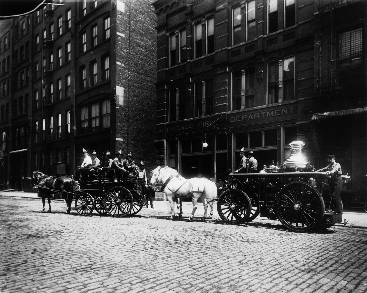 Motores de incêndio fora da Engine House No. 40, Chicago, Illinois, EUA, c.1905 (foto a p/b) de Barnes and Crosby