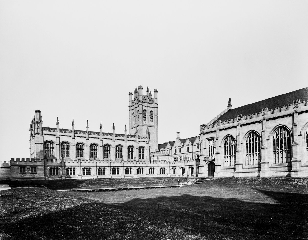 Hutchinson Hall, Mitchell Tower, Reynolds Club e Leon Mandel Assembly Hall na University of Chicago, Chicago, Illinois, EUA, c.1901 (foto a p/b) de Barnes and Crosby