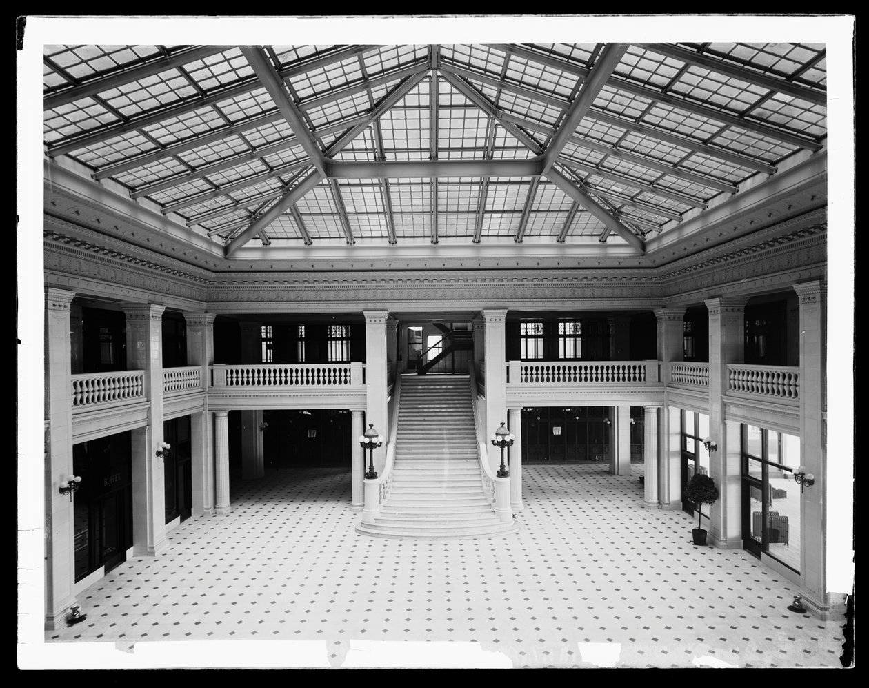 Illinois Theater Building, Chicago, Illinois, EUA, c.1905 (foto a p/b) de Barnes and Crosby