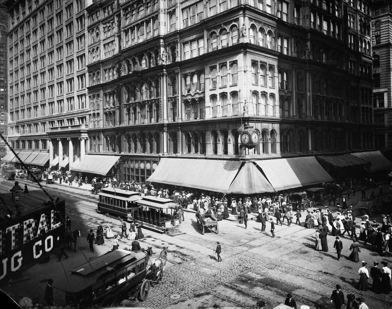 Marshall Field & Company, Chicago, Illinois, EUA, c.1905 (foto a p/b) de Barnes and Crosby