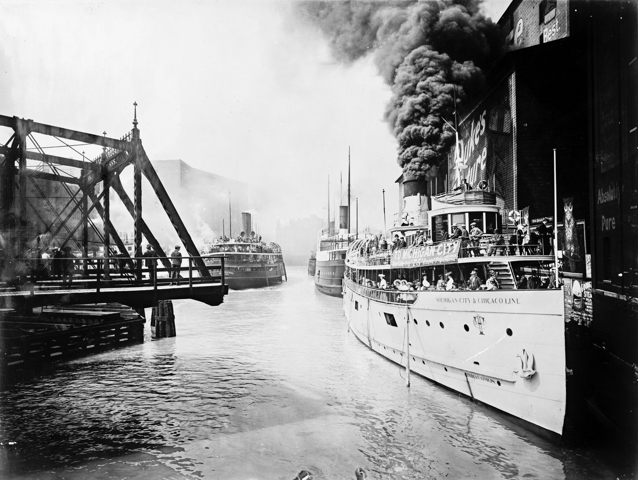 Barcos de passageiros no Rio Chicago, Chicago, Illinois, EUA, c.1905 (foto a p/b) de Barnes and Crosby