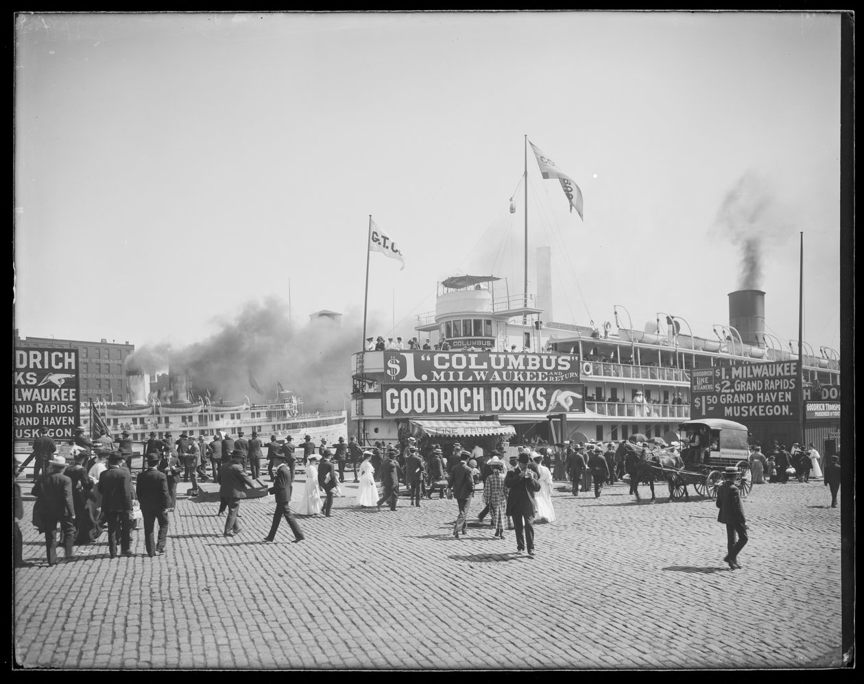 Navio de passageiros Christopher Columbus atracado na doca Goodrich, Chicago, Illinois, EUA, c.1905 (foto a p/b) de Barnes and Crosby
