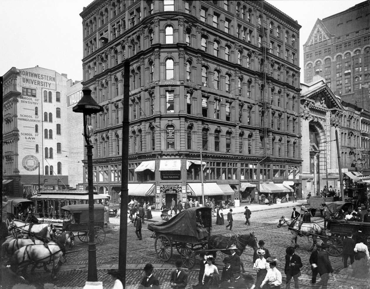 Randolph e Dearborn Streets, Chicago, Illinois, EUA, c.1900 (foto a p/b) de Barnes and Crosby