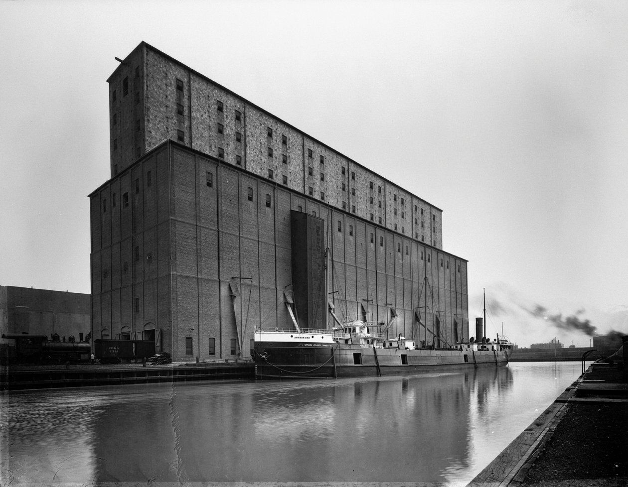 S. S. Arthur Orr no Armour Elevator E, Chicago, Illinois, EUA, c.1905 (foto a p/b) de Barnes and Crosby