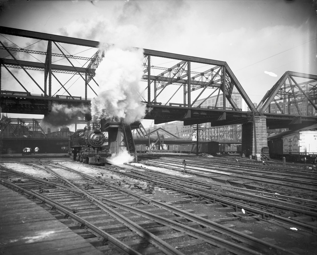 The Pennsylvania Limited chegando à Union Station, Chicago, Illinois, EUA, c.1900 (foto a p/b) de Barnes and Crosby