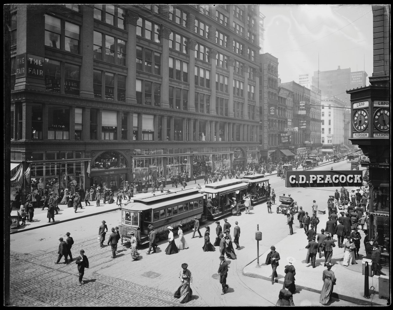 Vista da The Fair Store na State Street, Chicago, Illinois, EUA, c.1905 (foto a p/b) de Barnes and Crosby