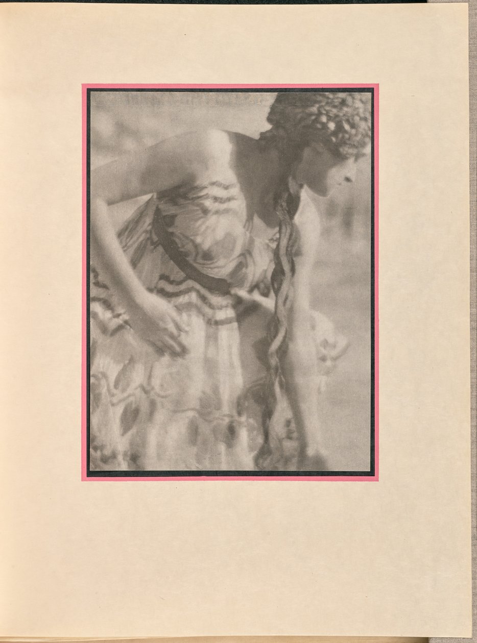 [Dançarina feminina como uma ninfa, fazendo uma vénia]. de Baron Adolf De Meyer