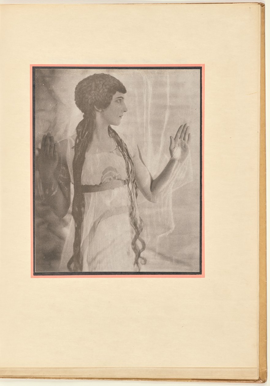 [Dançarina como uma ninfa, com os braços levantados]. de Baron Adolf De Meyer