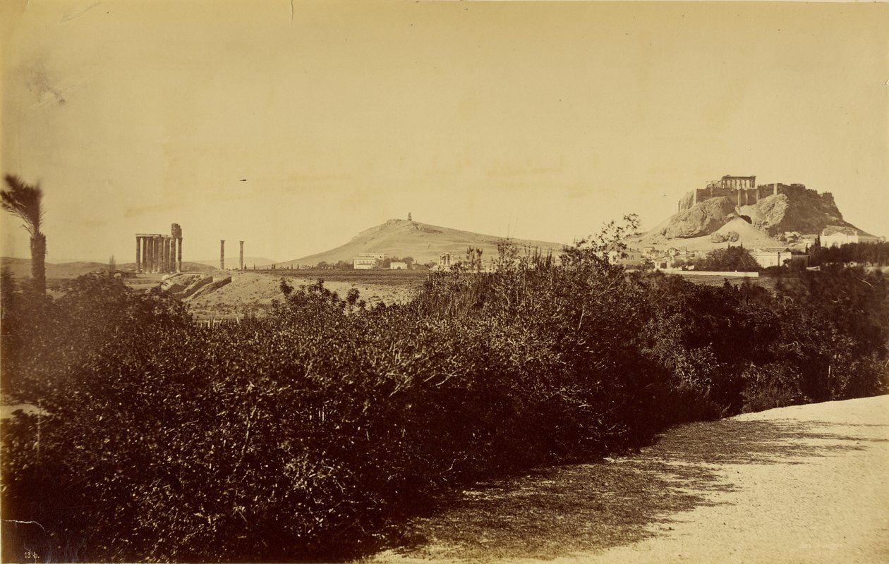 Atenas - Templo de Zeus Olímpico e Acrópole a partir do leste. de Baron Paul des Granges