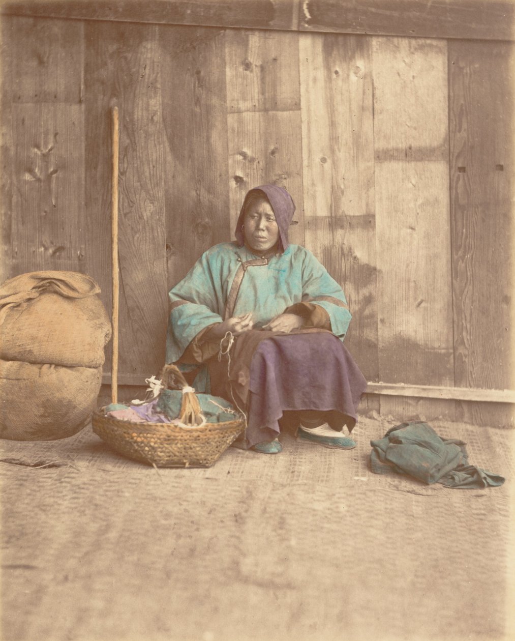 [Mulher Chinesa Sentada com Cesta], década de 1870. de Baron Raimund von Stillfried