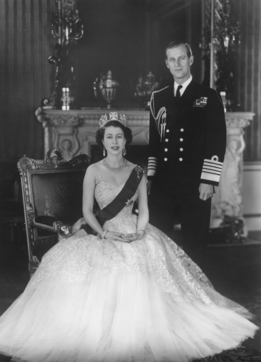 Rainha Elizabeth II e HRH Duque de Edimburgo no Palácio de Buckingham, 12 de março de 1953. de Baron Sterling Henry Nahum