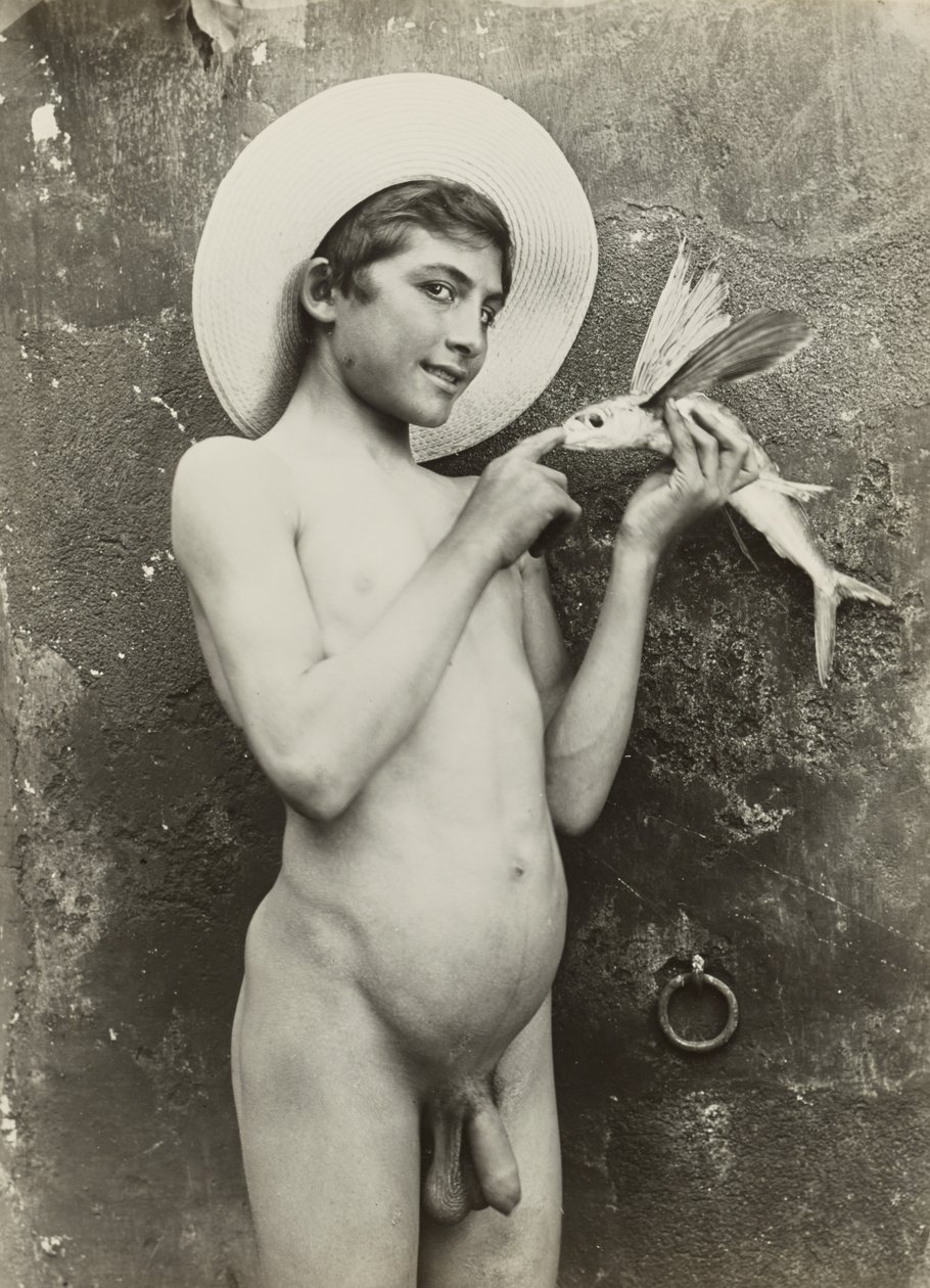 [Rapaz com peixe]. de Baron Wilhelm von Gloeden