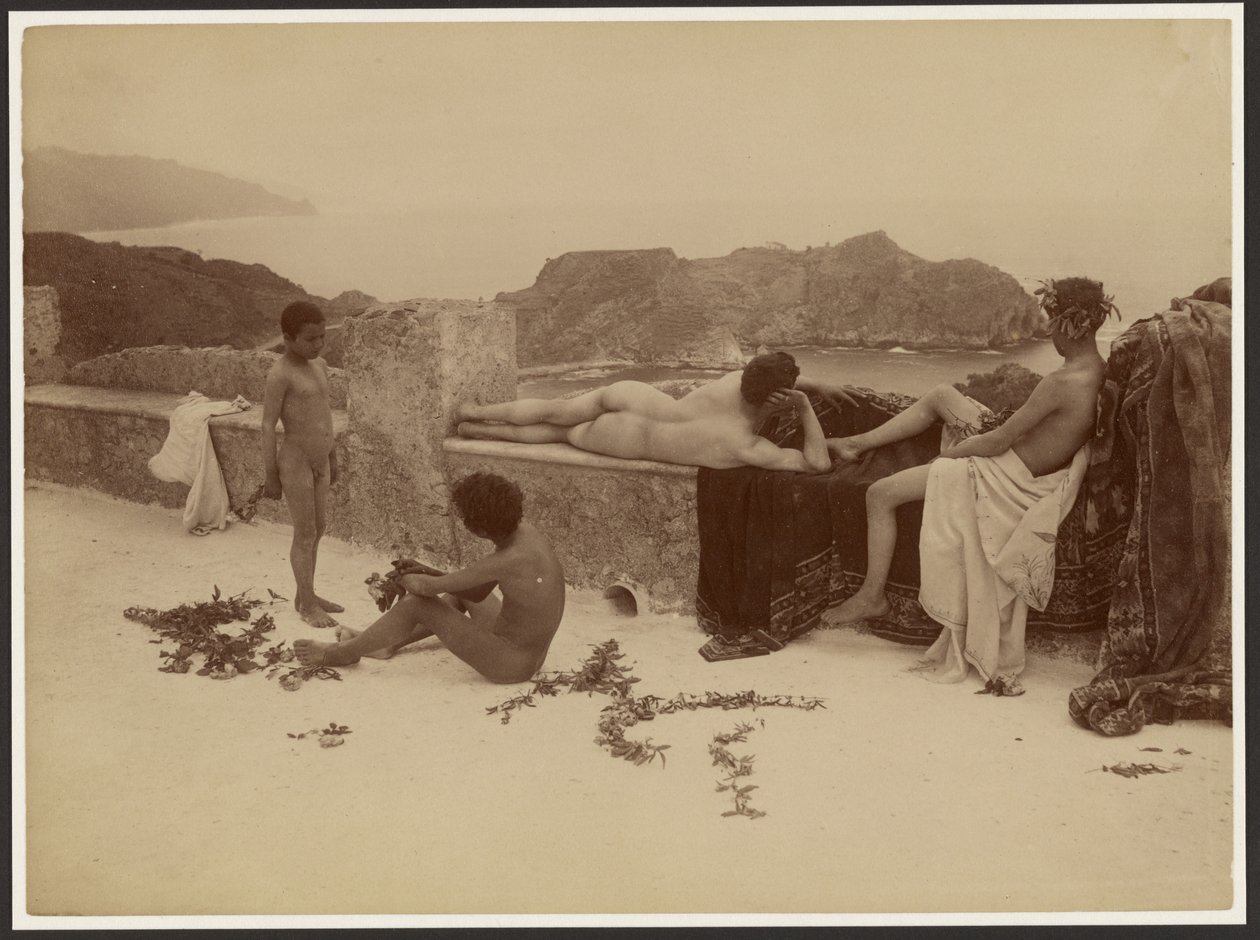[Quatro rapazes nus a descansar]. de Baron Wilhelm von Gloeden