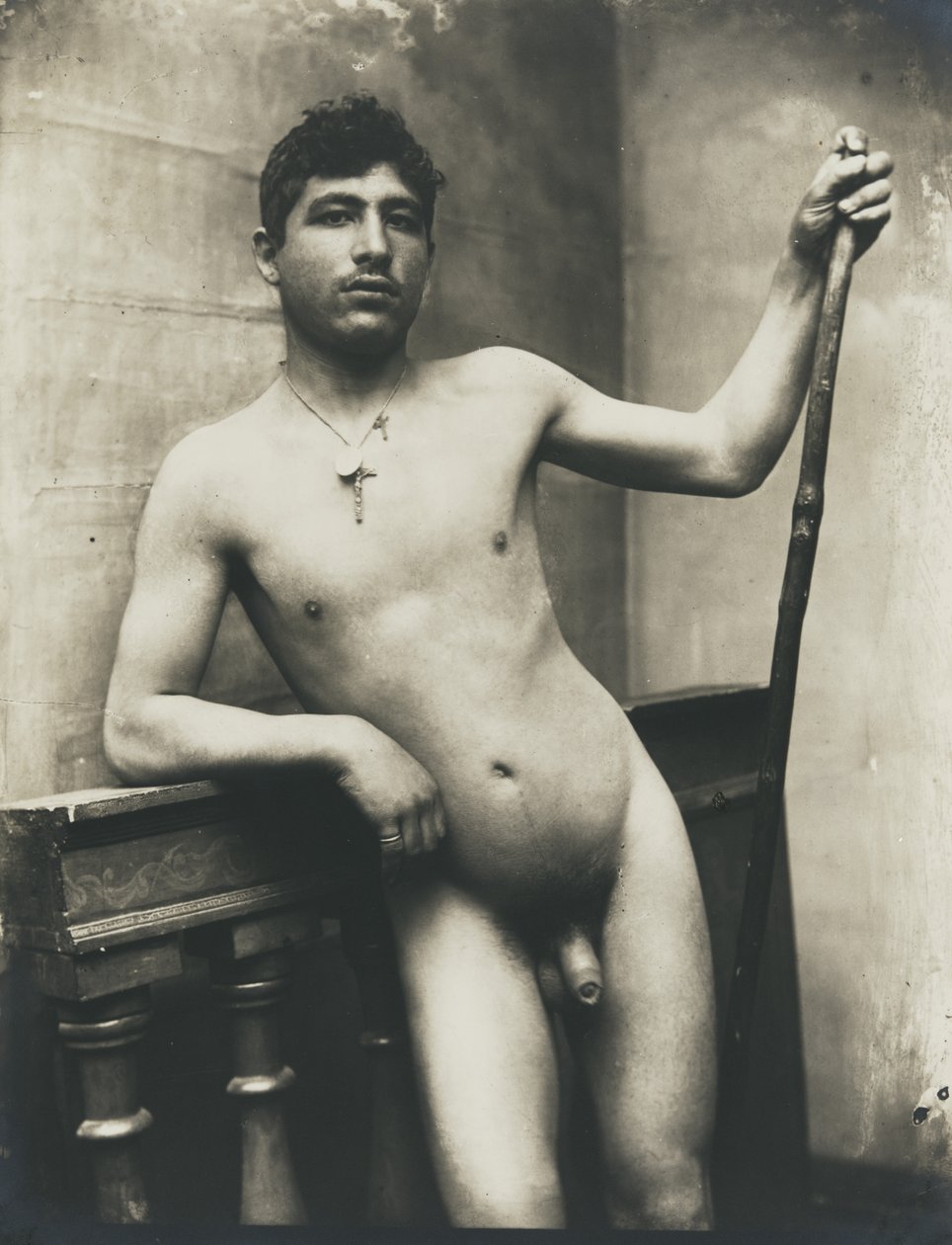 [Homem nu com cajado e colar de crucifixo]. de Baron Wilhelm von Gloeden