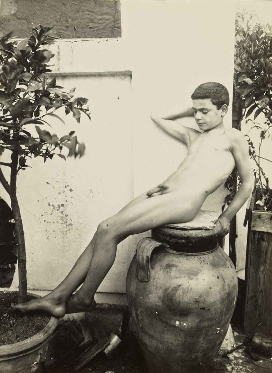 [Jovem nu no jardim]. de Baron Wilhelm von Gloeden