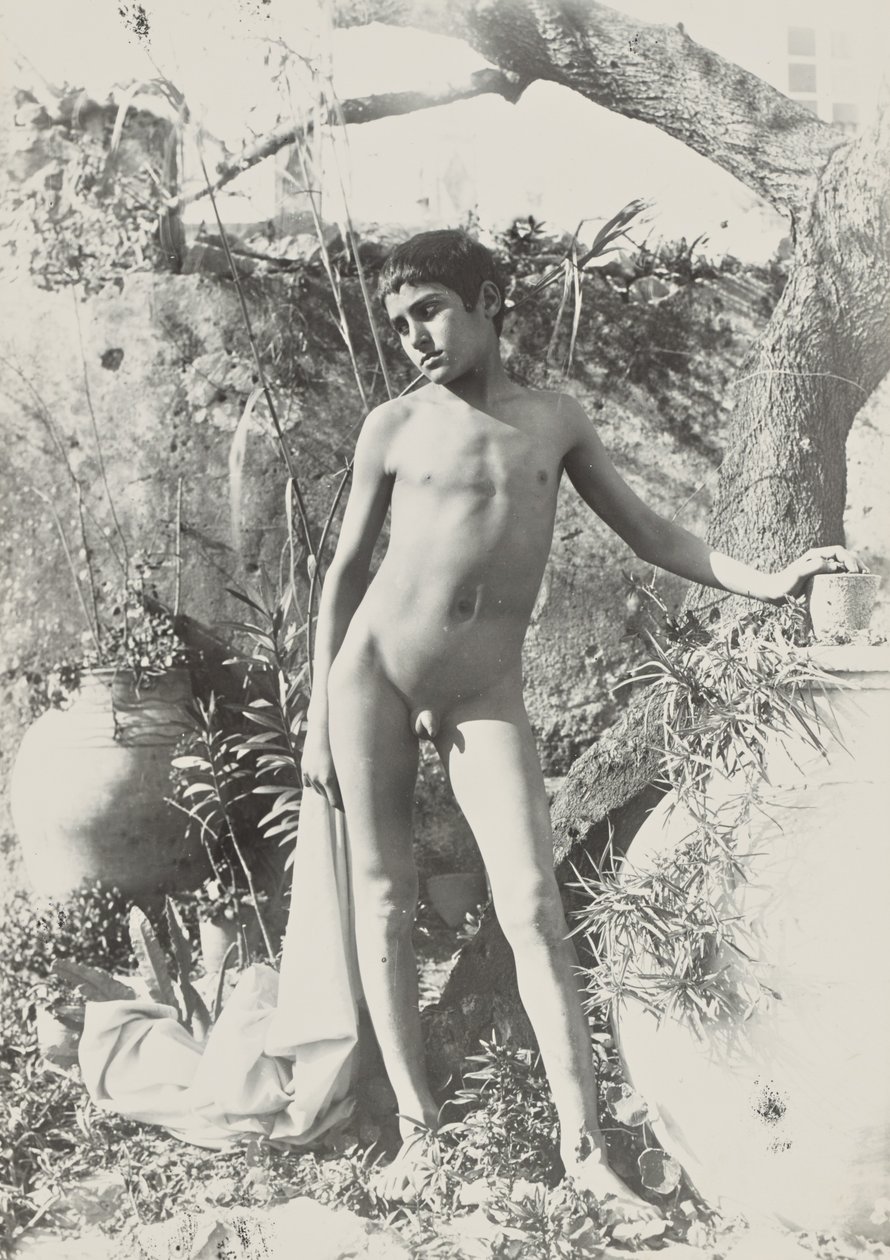 [Jovem nu no jardim]. de Baron Wilhelm von Gloeden