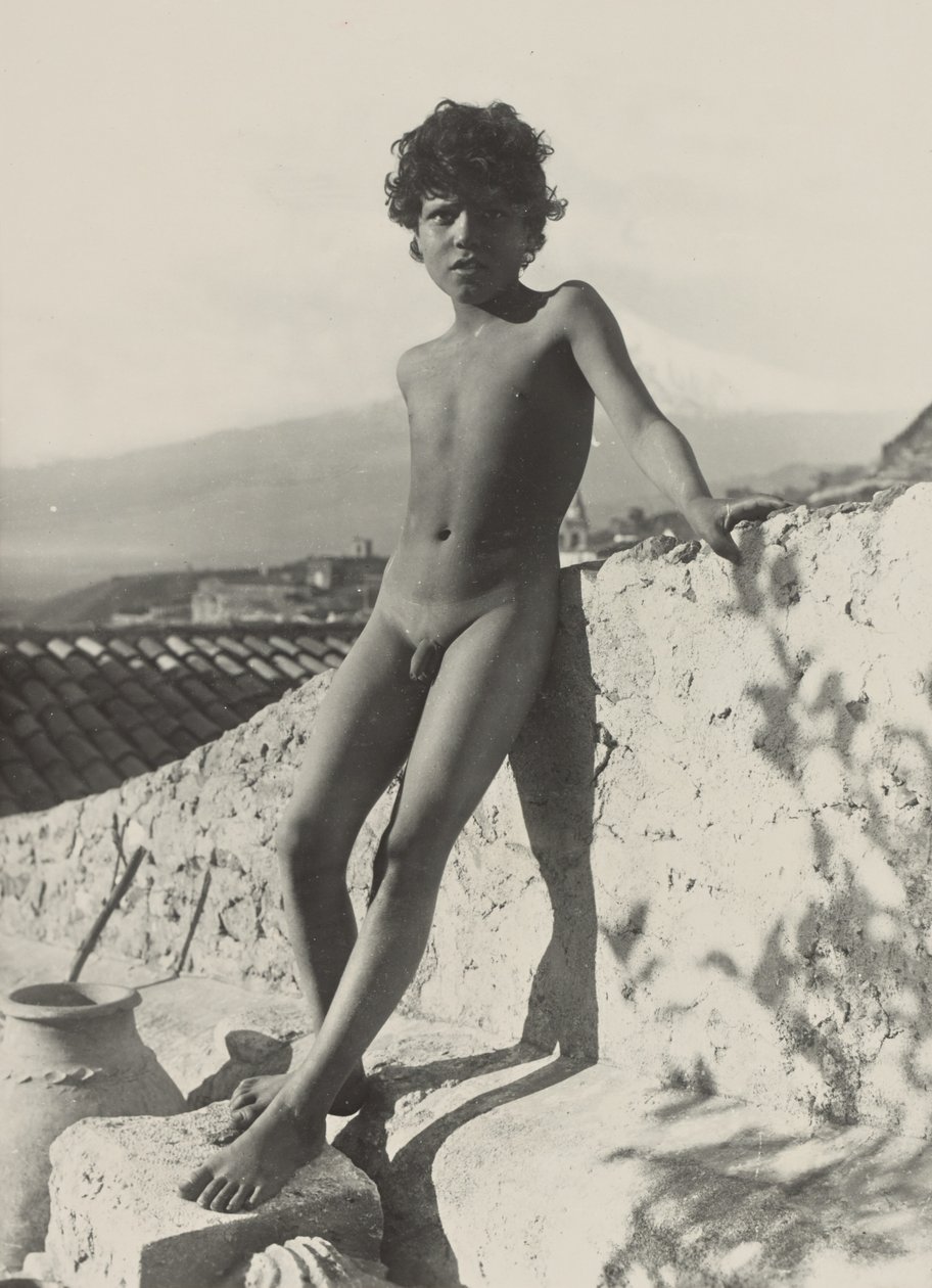 [Jovem nu de pé]. de Baron Wilhelm von Gloeden