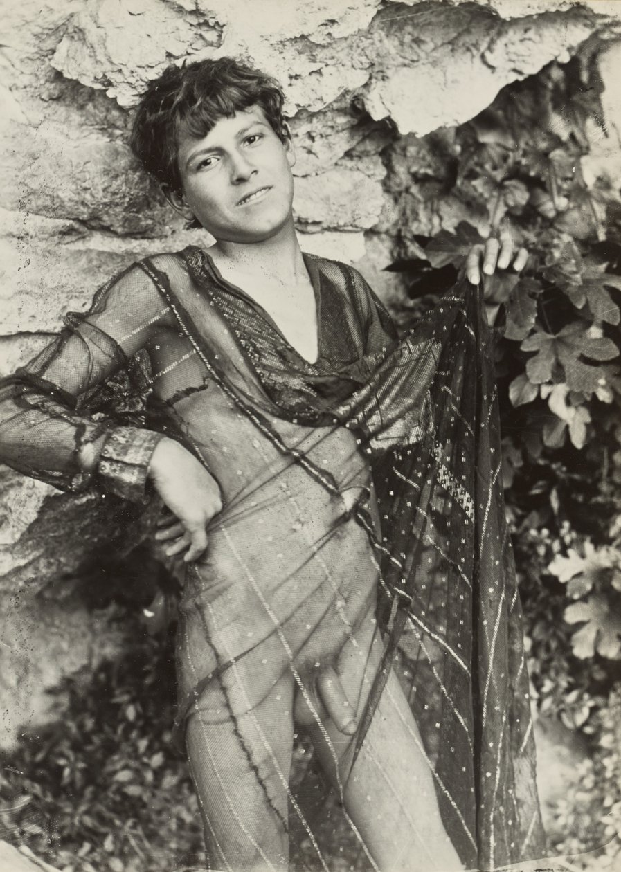 [Jovem nua a usar um vestido transparente] de Baron Wilhelm von Gloeden