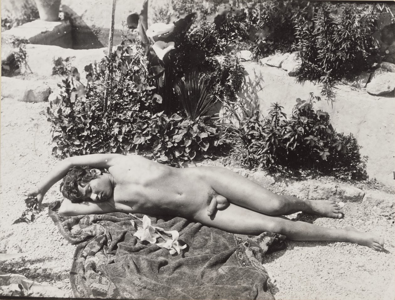 [Homem jovem nu reclinado]. de Baron Wilhelm von Gloeden
