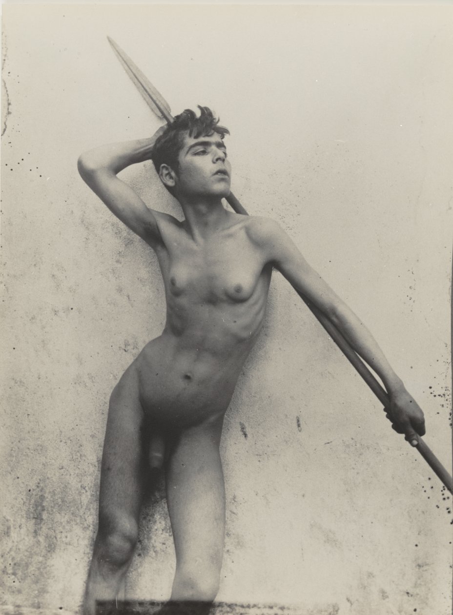 [Jovem siciliano com lança]. de Baron Wilhelm von Gloeden