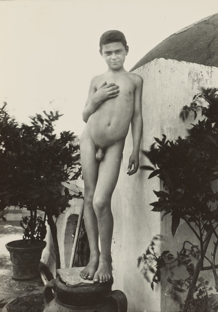 [Standing nude]. de Baron Wilhelm von Gloeden
