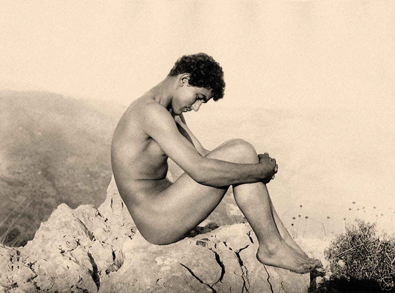 Estudo de um nu masculino em uma rocha, Taormina, Sicília, c.1900 (foto sépia) de Baron Wilhelm von Gloeden