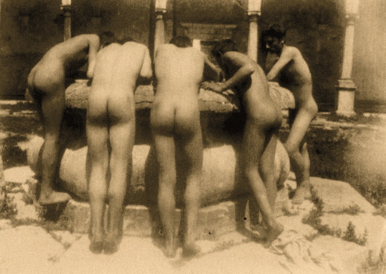 Estudo de cinco meninos olhando para um poço, Sicília, C.1900 (foto sépia) de Baron Wilhelm von Gloeden