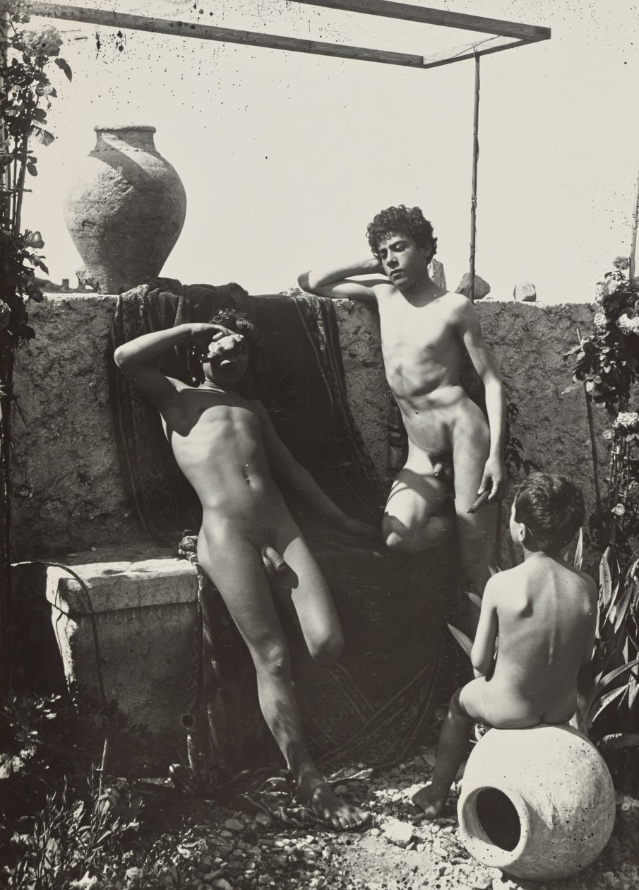 [Três rapazes num jardim] de Baron Wilhelm von Gloeden