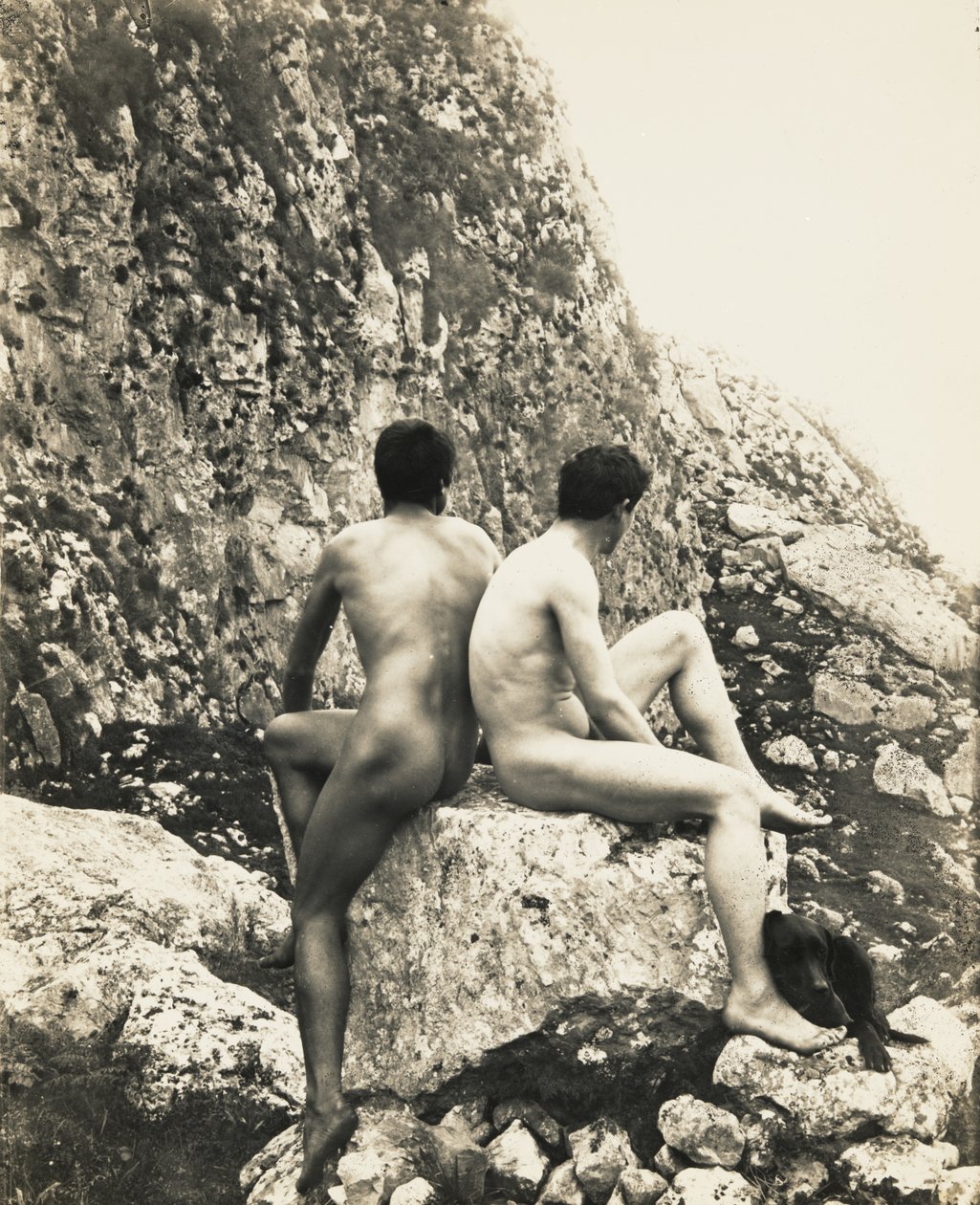 [Dois jovens masculinos nus numa rocha]. de Baron Wilhelm von Gloeden