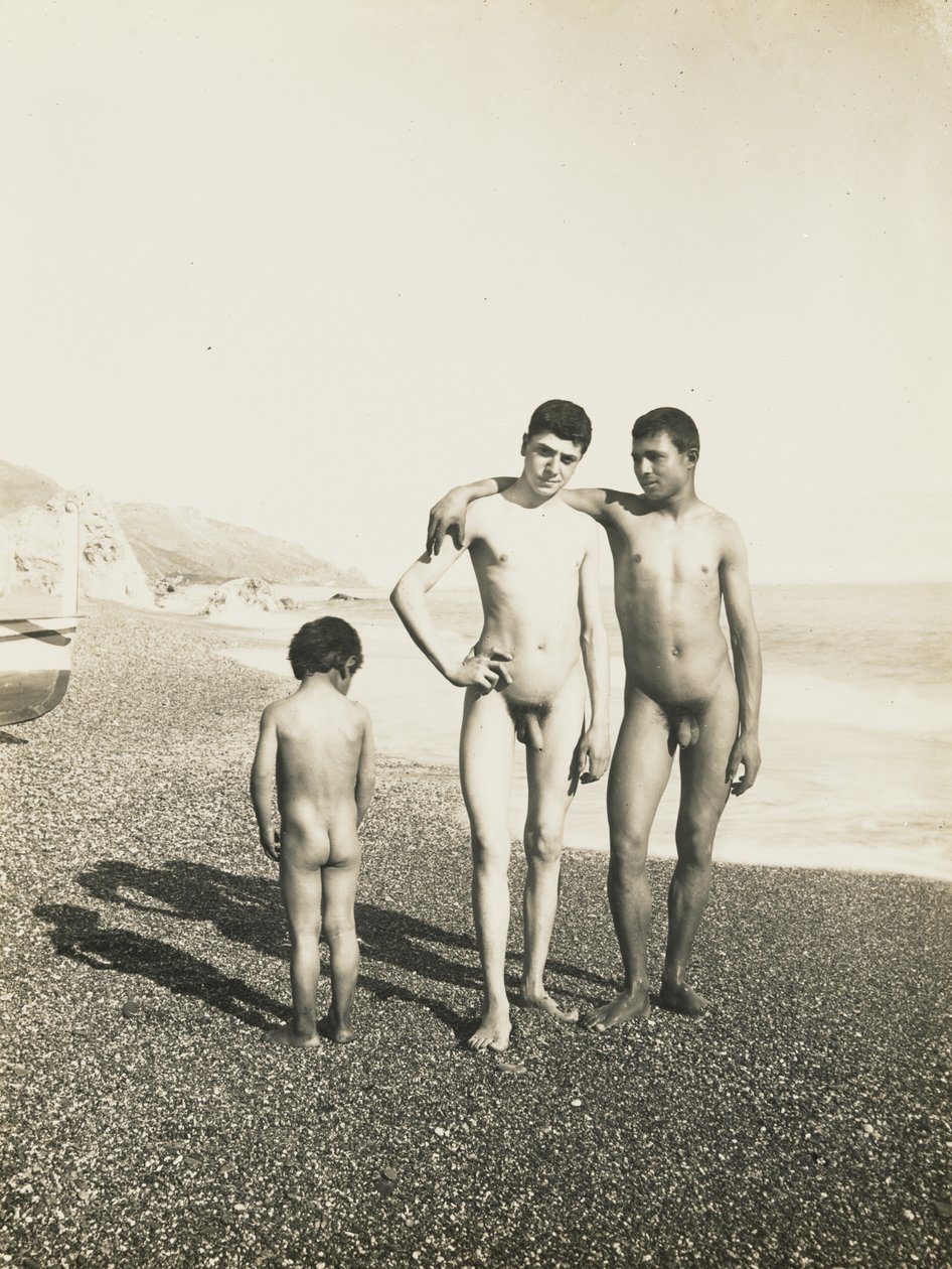 Dois jovens e um rapaz na praia de Baron Wilhelm von Gloeden