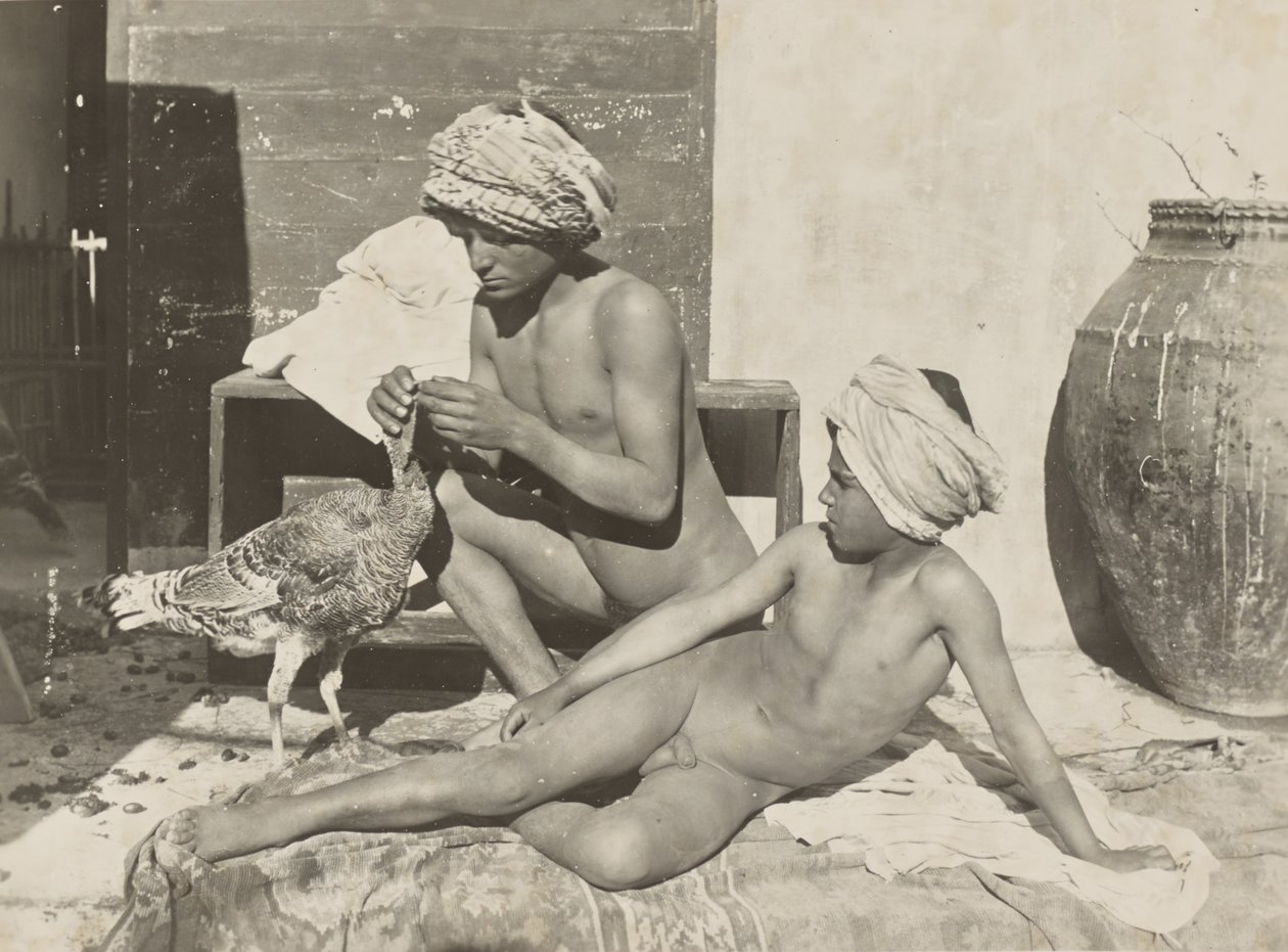 [Dois jovens nus com peru]. de Baron Wilhelm von Gloeden