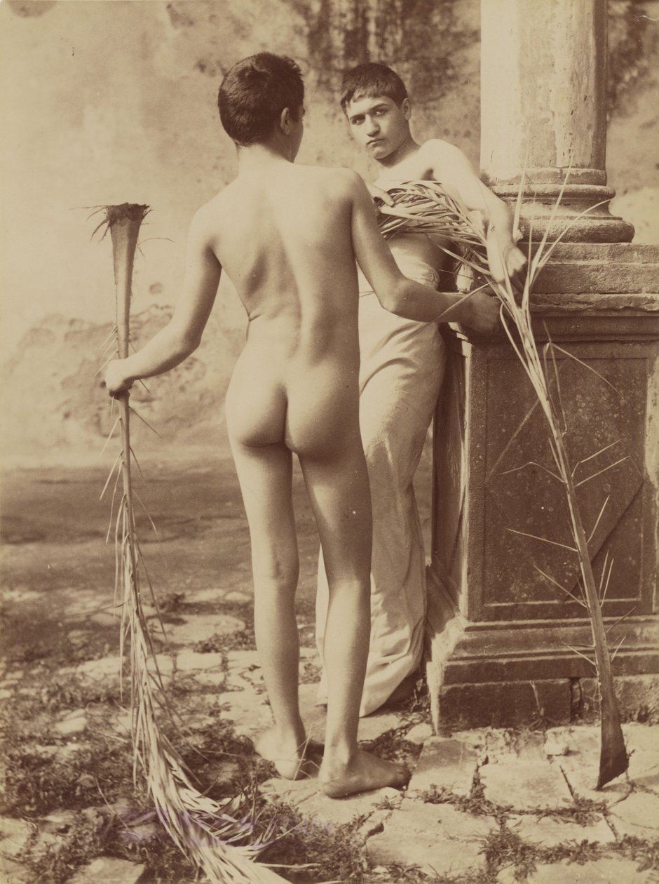 Sem título [Dois jovens do sexo masculino segurando folhas de palmeira]. de Baron Wilhelm von Gloeden